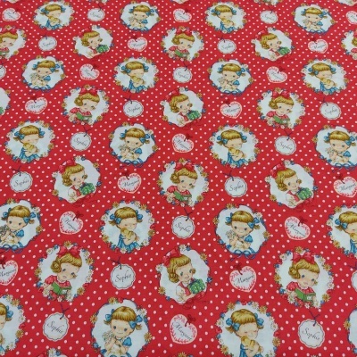 Tecido vermelho padrão com bolinhas, ilustrações de meninas e nomes em círculos brancos e corações vermelhos.