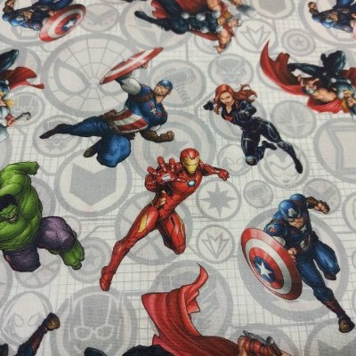 Tecido estampado com heróis Avengers em fundo cinzento