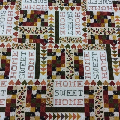 tecido patchwork com padrão colorido e texto HOME SWEET HOME