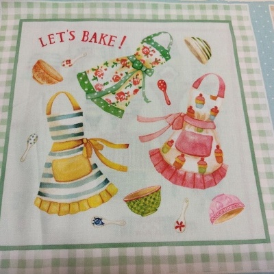 Pano de cozinha com ilustração de aventais e texto LET'S BAKE!