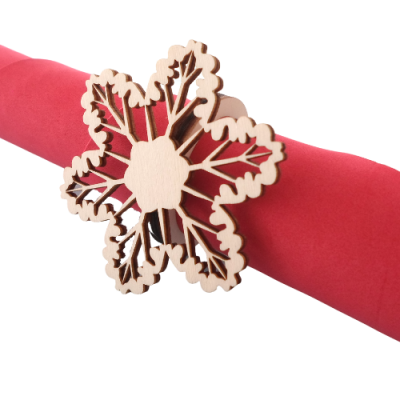 Anel de guardanapo de madeira em forma de floco de neve com guardanapo vermelho