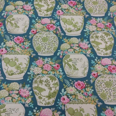 Tecido com padrão de vasos floridos em fundo azul escuro
