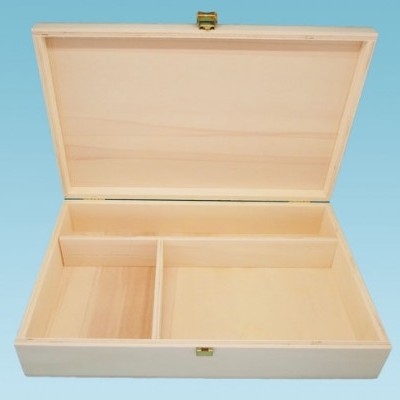 Estojo de madeira claro aberto com três compartimentos, fundo azul claro