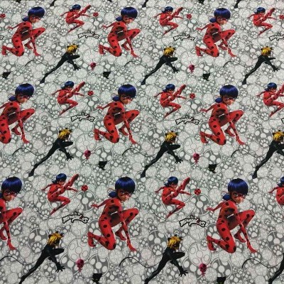 Tecido estampado com personagens de desenho animado em fatos vermelhos e pretos sobre fundo claro com padrões de bolhas