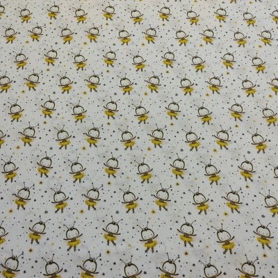 Tecido branco com padrão repetido de abelhas amarelas e pretas