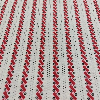 Tecido branco com padrão de riscas verticais vermelhas e pretas em zig-zag