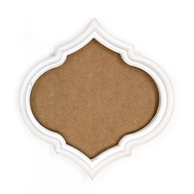 Moldura decorativa ornamental branca com interior castanho