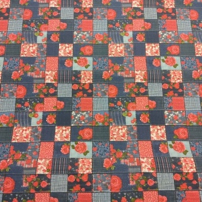 Tecido estampado em padrão de retalhos com flores vermelhas e padrão de listras e pontos