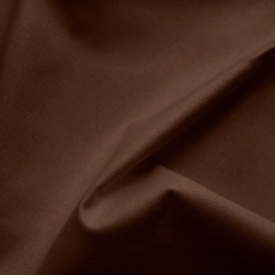tecido de algodão castanho escuro com textura suave e rugas