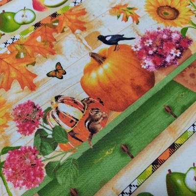 Tecido decorativo com padrão de outono com abóboras, folhas, flores, pássaro e esquilo