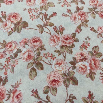 Tecido com padrão floral vintage em tons de rosa e verde sobre fundo azul acinzentado