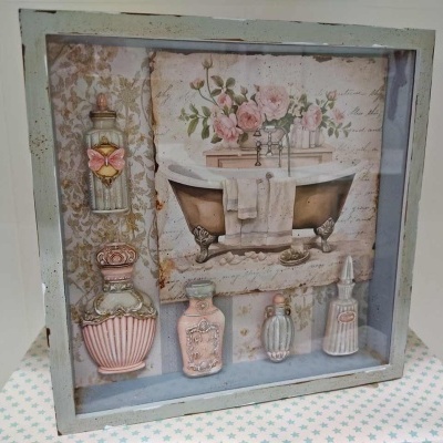 Moldura decorativa com frascos de vidro e imagem de banheira antiga com flores