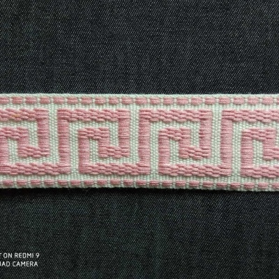 Fita decorativa têxtil rosa claro e branco com padrão geométrico