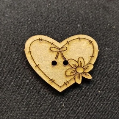 Botão de madeira em forma de coração com detalhe de flor e laço