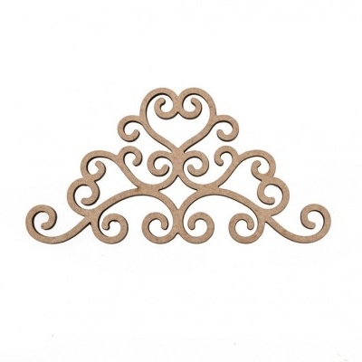 Decoração ornamental em madeira com padrão curvilíneo e cor castanho claro