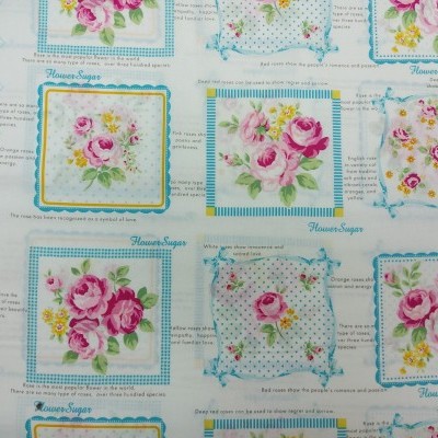 Tecido com estampado floral e padrões em azul e branco