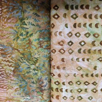 Tecidos estampados com padrões abstrato e geométrico em tons terra