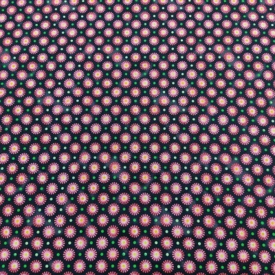 Tecido com padrão de flores pequenas em rosa e verde sobre fundo preto