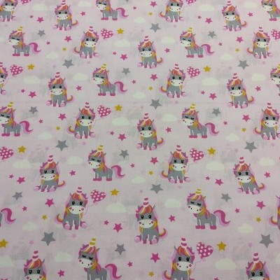 Tecido estampado com unicórnios, estrelas e corações coloridos sobre fundo branco