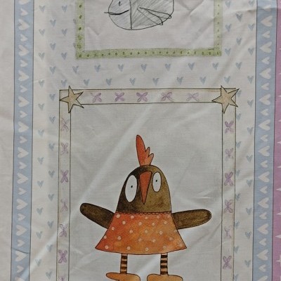 Painel de tecido decorativo com ilustrações de peixe e galinha em molduras coloridas