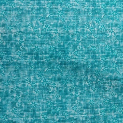 tecido azul-turquesa com padrão floral branco e textura desgastada