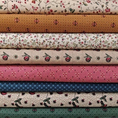 Tecidos empilhados com padrões florais e geométricos em várias cores