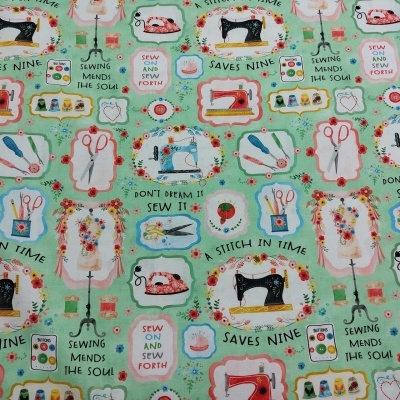 tecido verde claro com padrão de máquinas de costura, tesouras, manequins e textos sobre costura