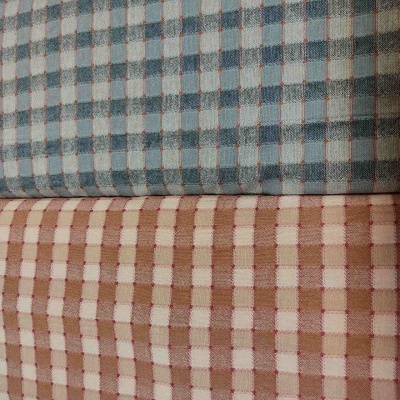 Tecido quadriculado azul e bege com padrão de linhas verticais e horizontais