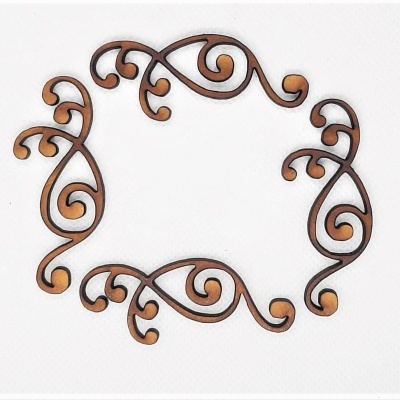 ornamento decorativo em madeira com padrão de arabescos castanhos