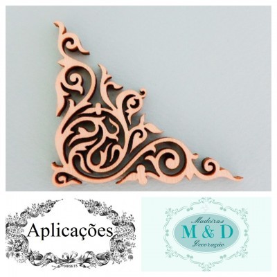 Aplicação decorativa em madeira clara com padrão recortado intricado sobre fundo cinzento