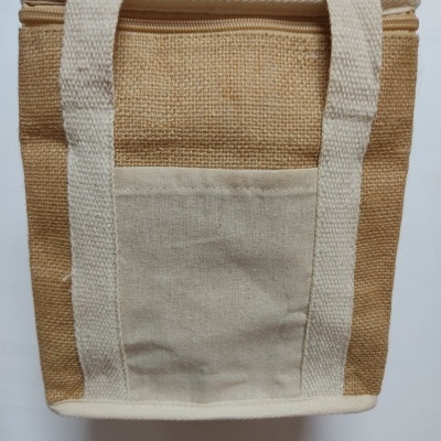 Bolsa térmica bege com alças largas e bolso frontal em fundo branco