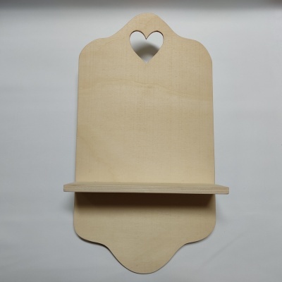 Estante de parede em madeira clara com recorte em forma de coração