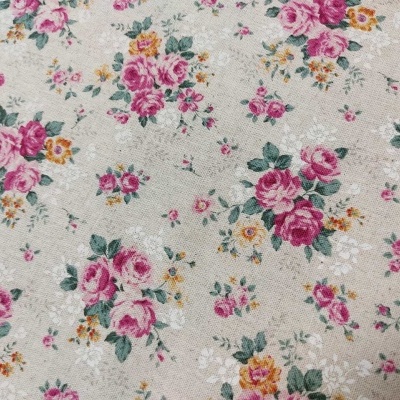 Tecido floral com rosas cor-de-rosa e amarelas em fundo bege