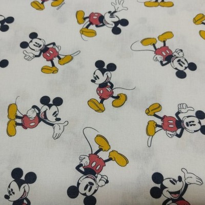 tecido branco com desenhos do Mickey Mouse em várias poses