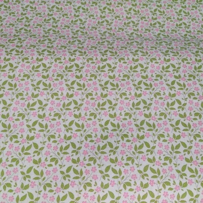 Tecido branco com padrão floral rosa e folhas verdes
