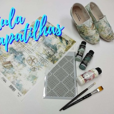 alpercatas florais, tintas acrílicas, pincéis, papel decorativo com motivos náuticos