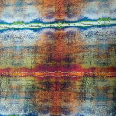 Tecido colorido com texto em francês e padrão abstrato esfumado