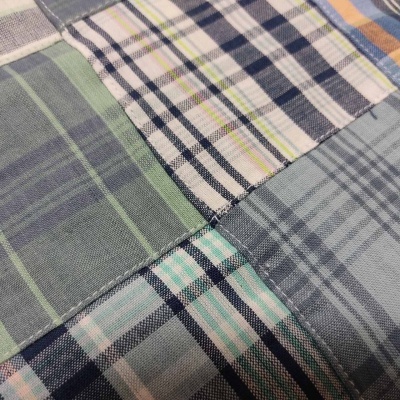 Tecido xadrez multicolorido com costuras visíveis