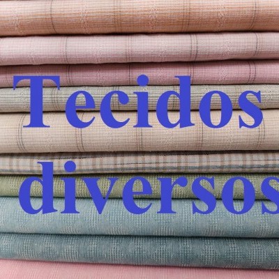 Tecidos diversos em tons pastel empilhados com padrões lisos e xadrez.