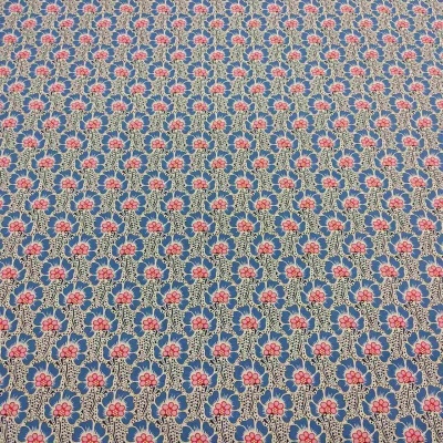 Tecido com padrão floral vermelho, bege e azul