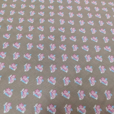 Tecido castanho com padrão de pequenos desenhos de cachorros coloridos repetidos.