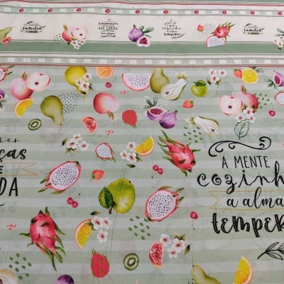 Tecido com padrão de frutas e texto motivacional em português