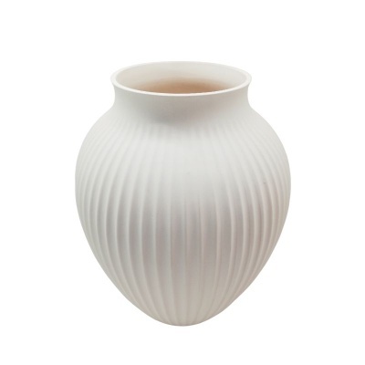 Vaso branco de cerâmica com textura de sulcos verticais