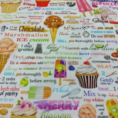 Tecido estampado com desenhos coloridos de sobremesas e texto em inglês sobre receitas