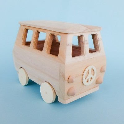 Miniatura de carrinha em madeira clara com símbolo da paz