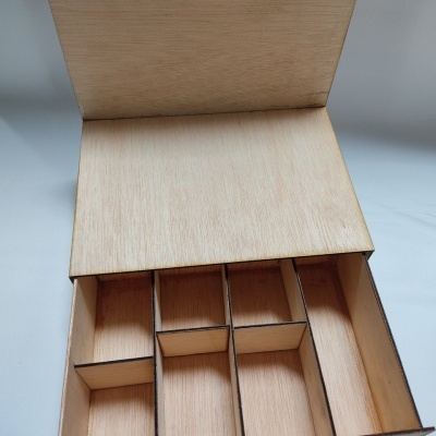 caixa organizadora de madeira clara com seis compartimentos