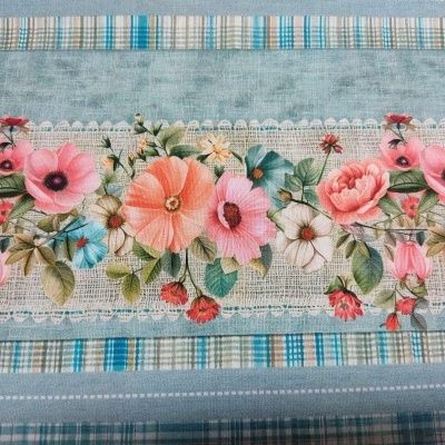 toalha ou tecido decorativo com padrão floral em tons de rosa, azul e branco sobre fundo cinza