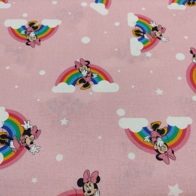 Tecido rosa com padrão de arco-íris, nuvens e personagens da Minnie Mouse.