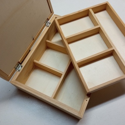 Caixa organizadora de madeira com divisórias e tampa aberta