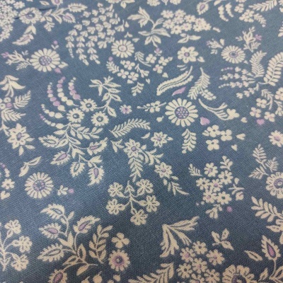 Tecido azul com padrão floral branco e lilás
